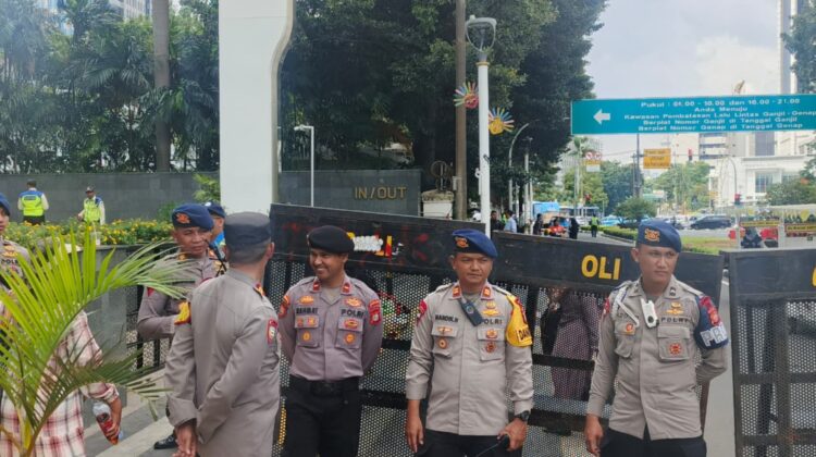 Brimob Polda Metro Jaya Hadir Berikan Pelayanan pada Aksi Penyampaian Aspirasi PERDA KSPI di Monas
