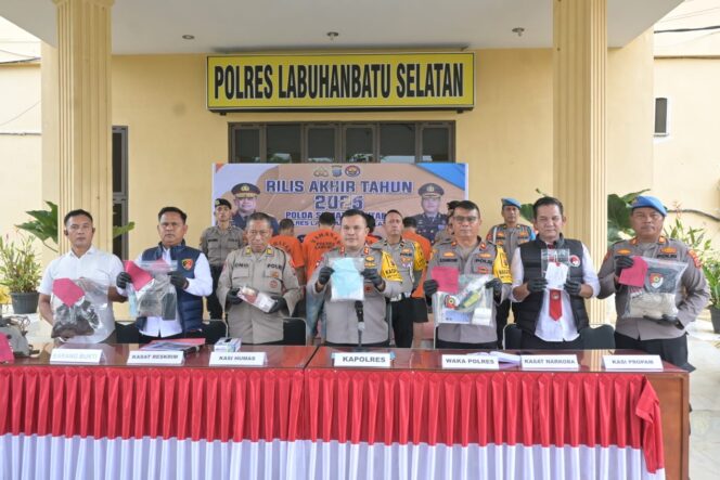 
					POLRES LABUHANBATU SELATAN GELAR KONFERENSI PERS AKHIR TAHUN 2025, PAPARKAN CAPAIAN KINERJA DAN INOVASI
