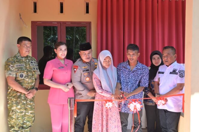 
					Kapolres Labuhanbatu Selatan Serahkan Kunci Rumah Bedah di Silangkitang, Wujud Kepedulian Polri untuk Masyarakat