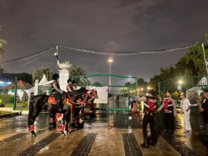 Polisi Berkuda Polsatwa Patroli di Monas, Warga Antusias hingga Foto Bareng