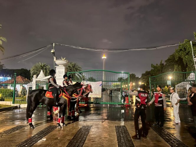 
					Polisi Berkuda Polsatwa Patroli di Monas, Warga Antusias hingga Foto Bareng
