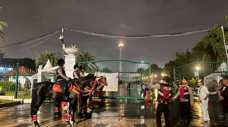 Polisi Berkuda Polsatwa Patroli di Monas, Warga Antusias hingga Foto Bareng