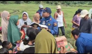 Aksi Kemanusiaan Pilot dan Kru Helikopter Salurkan 145 Al-Qur’an untuk Anak-Anak Terdampak Banjir di Aceh Tamiang