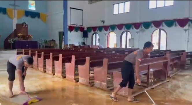 
					Brimob Polda Sumatera Utara Lakukan pembersihan di Gereja Hutanagodang Pasca Bencana