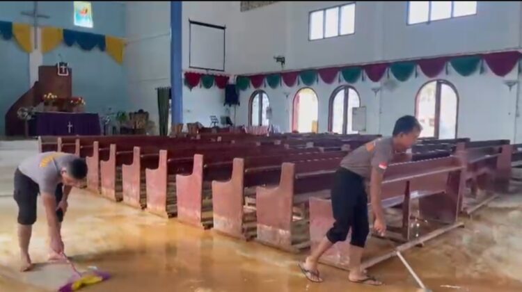 Brimob Polda Sumatera Utara Lakukan pembersihan di Gereja Hutanagodang Pasca Bencana