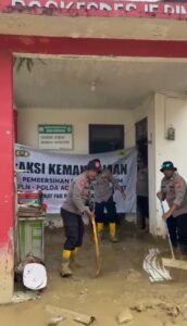Polres Langsa Bersama PLN dan Warga Laksanakan Aksi Kemanusiaan Pascabanjir di Aceh Tamiang