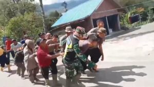 Tak Kenal Hari Libur, Polri Bersama Warga Bangun Jembatan Darurat Pascabencana di Aceh Tengah