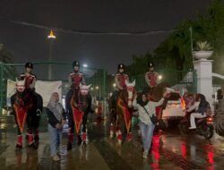 Polisi Berkuda Polsatwa Patroli di Monas, Warga Antusias hingga Foto Bareng