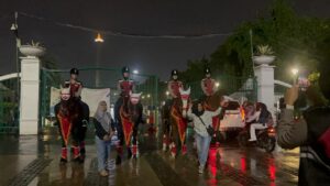 Polisi Berkuda Polsatwa Patroli di Monas, Warga Antusias hingga Foto Bareng