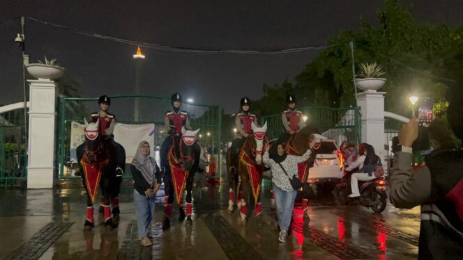 
					Polisi Berkuda Polsatwa Patroli di Monas, Warga Antusias hingga Foto Bareng