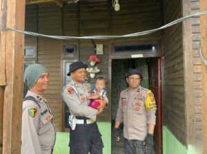 Respon Cepat Polres Aceh Tengah Tembus Wilayah Terisolir, Pastikan Kondisi Bayi Sehat dan Layani Kesehatan Warga