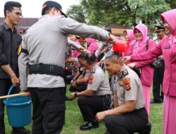 Didampingi Bhayangkari, Kapolres Muara Enim Siram Air Kembang Personel Naik Pangkat