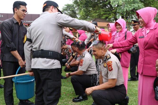 
					Didampingi Bhayangkari, Kapolres Muara Enim Siram Air Kembang Personel Naik Pangkat