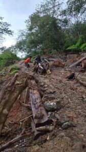 Terobos Medan Ekstrem, Warga Kampung Serule Apresiasi Personel Polres Aceh Tengah Jadi yang Pertama Salurkan Logistik