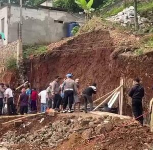 Longsor di Cisempur Jatinangor Sumedang, Ada Warga Tertimbun