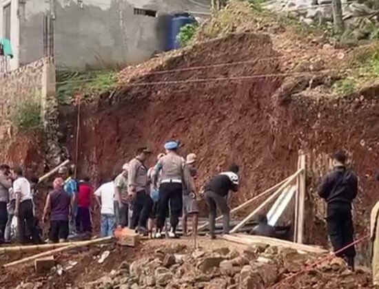 Longsor di Cisempur Jatinangor Sumedang, Ada Warga Tertimbun