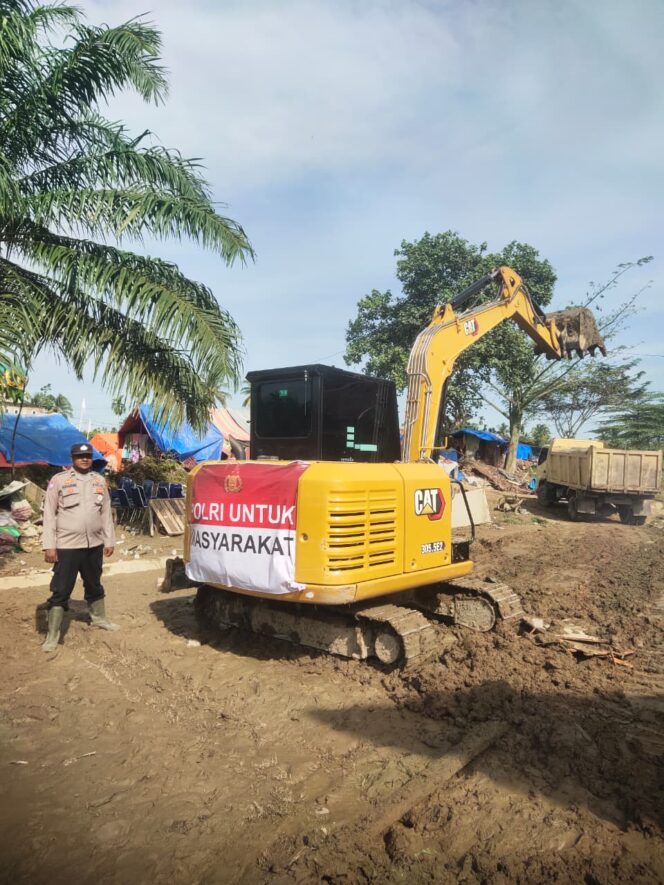
					Polri Maksimalkan Bantuan dengan Kerahkan Alat Berat, Percepat Pemulihan Bencana di Sumatra