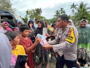 Bhakti Pendidikan Polri, Kapolda Aceh Kirim Bantuan Perlengkapan Sekolah untuk Anak-anak Desa Seumadam