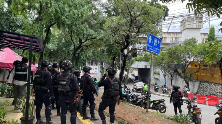 Brimob Polda Metro Jaya Laksanakan Monitoring Pasca Tawuran Warga di Terowongan Manggarai, Jakarta Selatan