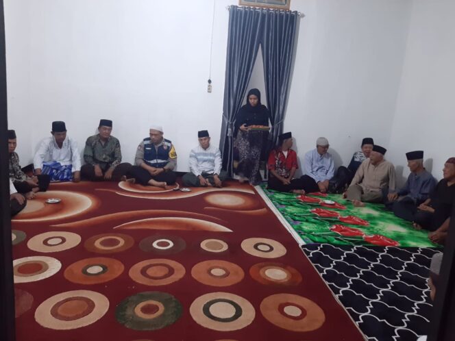 
					Menjaga Situasi Kamtibmas Polsek Lawang Kidul Laksanakan Giat Sambang Dan Menghadiri Pertemuan Warga