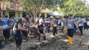 Polri Hadir, Rakyat Bangkit Percepat Pemulihan Pascabanjir Bandang di Bireueun Aceh.