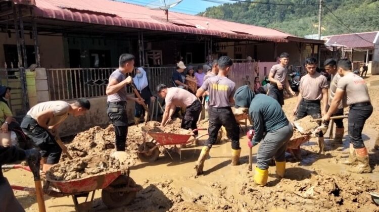 Brimob Polda Sumut Gotong Royong Bersihkan Lingkungan Perumahan Pandan Asri Pascabencana