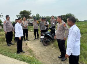 Dansat Brimob Polda Metro Jaya Hadir Dukung Program Kapolda Metro Jaya Melalui Peninjauan Rencana Jembatan Desa
