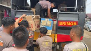 Brimob Polda Sumut Bersama Dinas Pendidikan Tapanuli Tengah Salurkan Bantuan Perlengkapan Sekolah ke Sekolah Darurat