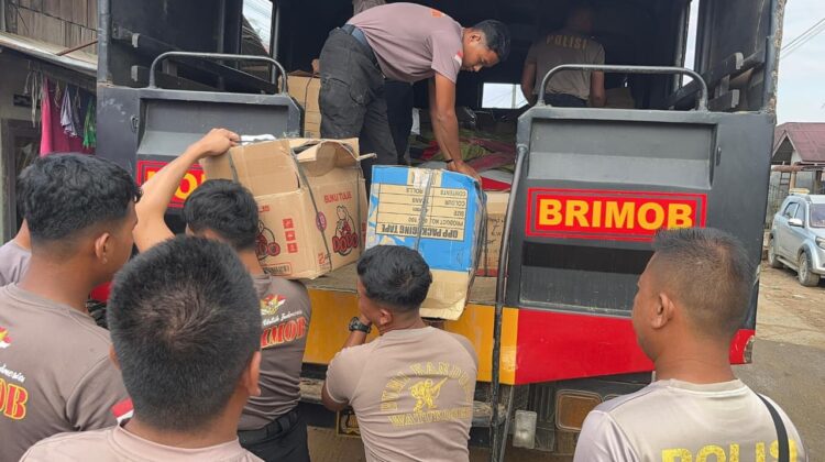 Brimob Polda Sumut Bersama Dinas Pendidikan Tapanuli Tengah Salurkan Bantuan Perlengkapan Sekolah ke Sekolah Darurat