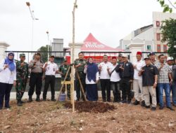 Kodim 0502/Jakarta Utara melaksanakan kegiatan penanaman pohon dan pembersihan lingkungan dalam rangka memperingati Hari Penanaman Pohon Sedunia