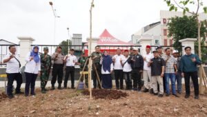 Kodim 0502/Jakarta Utara melaksanakan kegiatan penanaman pohon dan pembersihan lingkungan dalam rangka memperingati Hari Penanaman Pohon Sedunia