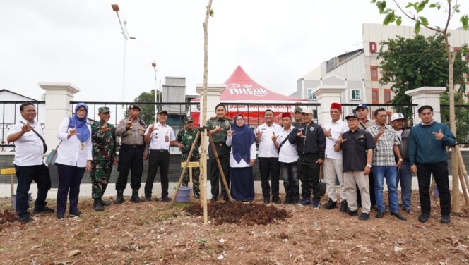 
					Kodim 0502/Jakarta Utara melaksanakan kegiatan penanaman pohon dan pembersihan lingkungan dalam rangka memperingati Hari Penanaman Pohon Sedunia