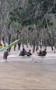 Heroik! Babinsa Belitang Evakusi Warga Terseret Arus Banjir