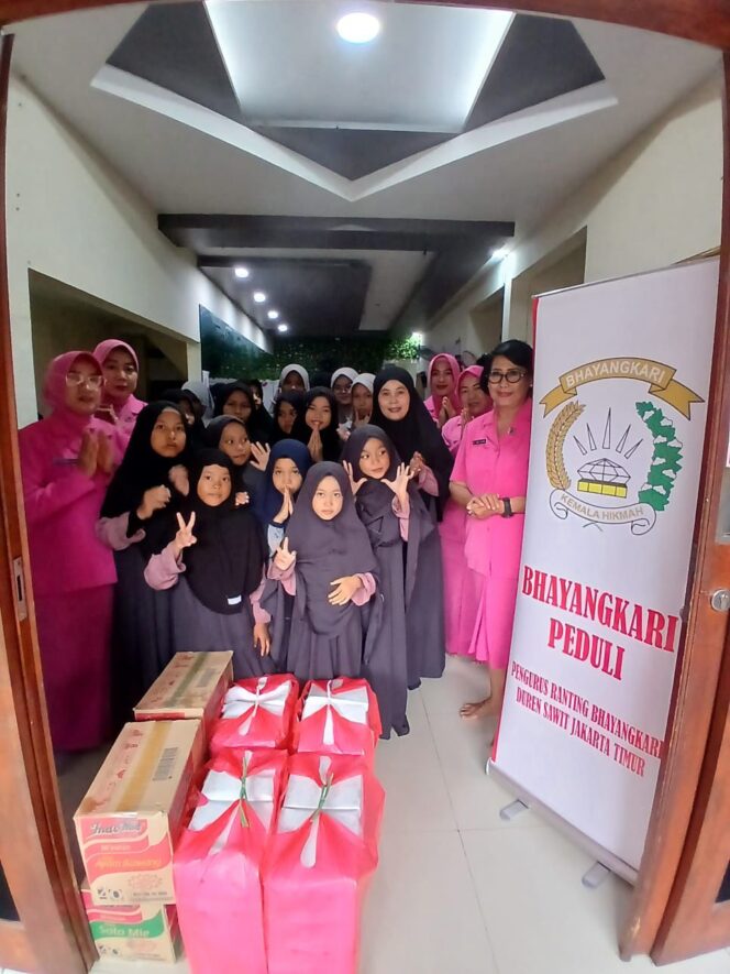 
					Bhayangkari Ranting Duren Sawit Santuni Anak Yatim di Yayasan Rumah Yatim