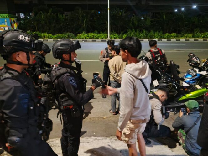 
					Patroli Brimob Batalyon B Pelopor Bubarkan Aksi Balap Liar di Duren Sawit, Warga Amankan Remaja dan BBM