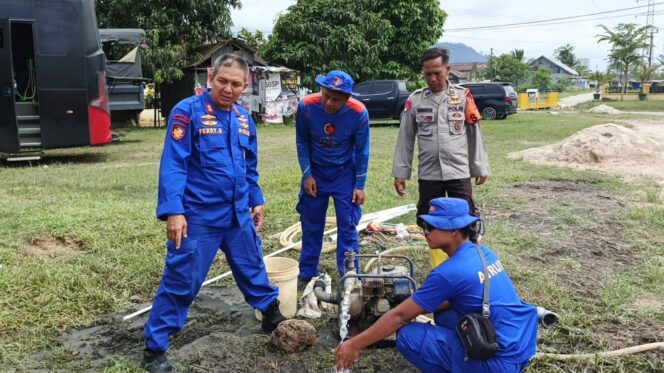 
					Sentuhan Kemanusiaan Polri, Tim SAR Korpolairud Bantu Warga Batang Anai Lewat Pembuatan Sumur Bor