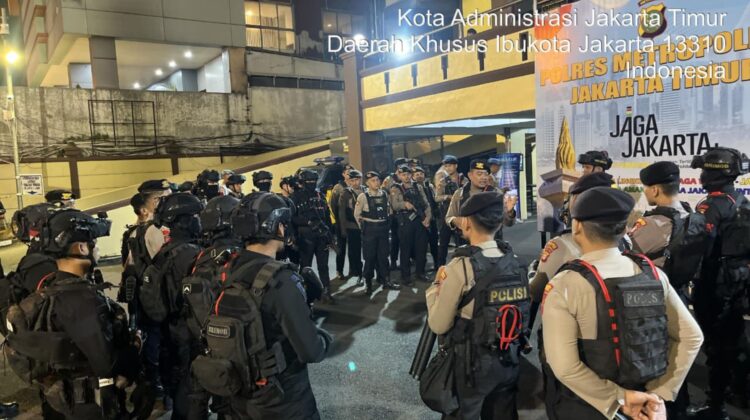 Patroli Malam Brimob Cegah Tawuran dan Kejahatan Jalanan di Jakarta Timur