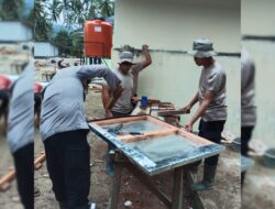 Brimob Hadirkan Sanitasi Layak bagi Korban Banjir di Desa Tolang Julu