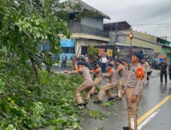 Sigap Brimob Metro Jaya Tangani Pohon Tumbang di Ciputat