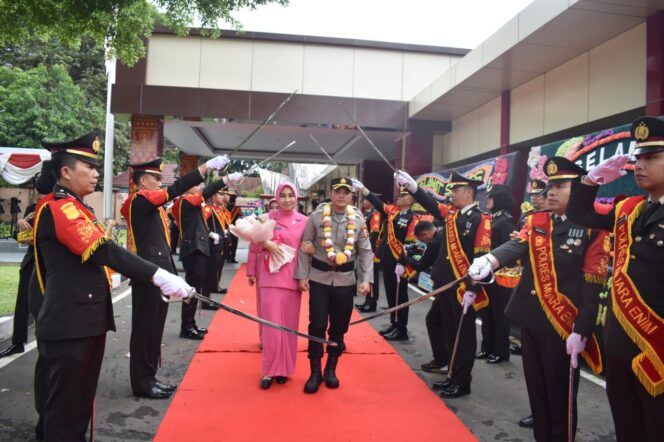 
					Air Mata Perpisahan di Bumi Serasan Sekundang: AKBP Jhoni Eka Putra Pamitan, AKBP Hendri Syaputra Datang Membawa Harapan Baru