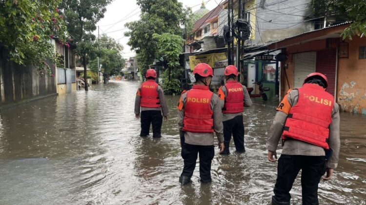 Brimob Metro Jaya Tanggap Dengan Ikhlas Bantu Warga Saat Banjir
