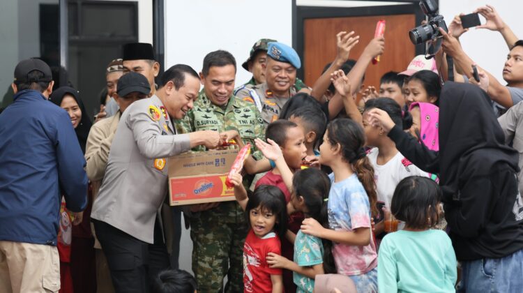 Kapolda Metro Jaya Bersama Pangdam Jaya Pastikan Penanganan Pengungsi Banjir Terlayani dengan Baik