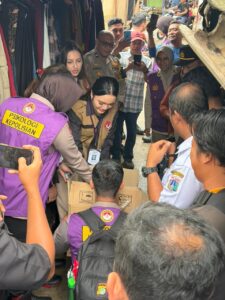 Tim Trauma Healing Polri Bersama Relawan UI Hadir Bersama Warga Pascabanjir di Cilincing