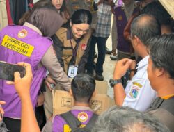 Tim Trauma Healing Polri Bersama Relawan UI Hadir Bersama Warga Pascabanjir di Cilincing