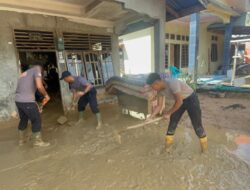 Brimob Polda Sumut Bersihkan Lumpur di SMP Negeri 2 Pandan Nauli Pascabencana