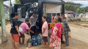 Pascabencana, Brimob Polda Sumut Penuhi Kebutuhan Air Bersih Warga di Desa Sibuluan Nauli