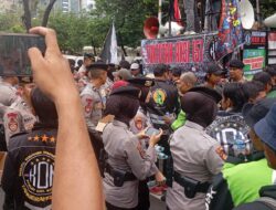 Pelayanan Humanis, Polwan Polda Metro Jaya Bagikan Air dan Snack saat Aksi Ojol Nasional
