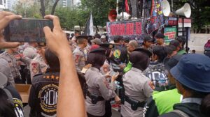Pelayanan Humanis, Polwan Polda Metro Jaya Bagikan Air dan Snack saat Aksi Ojol Nasional