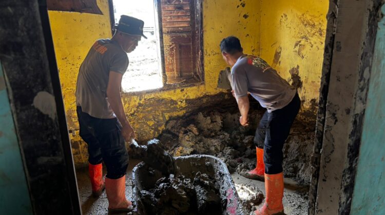 Brimob Hadir Dukung Pemulihan Rumah dan Aktivitas Ibadah Pascabencana Batang Toru