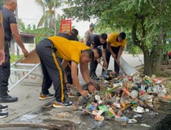 Brimob Polda Metro Jaya Gelar Bakti Sosial Kebersihan di Masjid Jami Nurul Jannah Hegarmukti